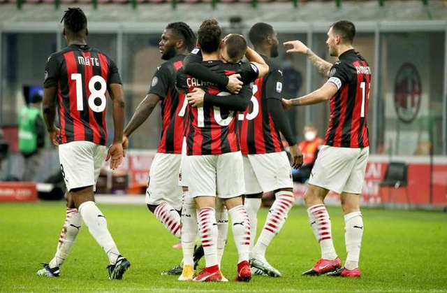 克罗托内主场大胜,球队庆祝成功的简单介绍