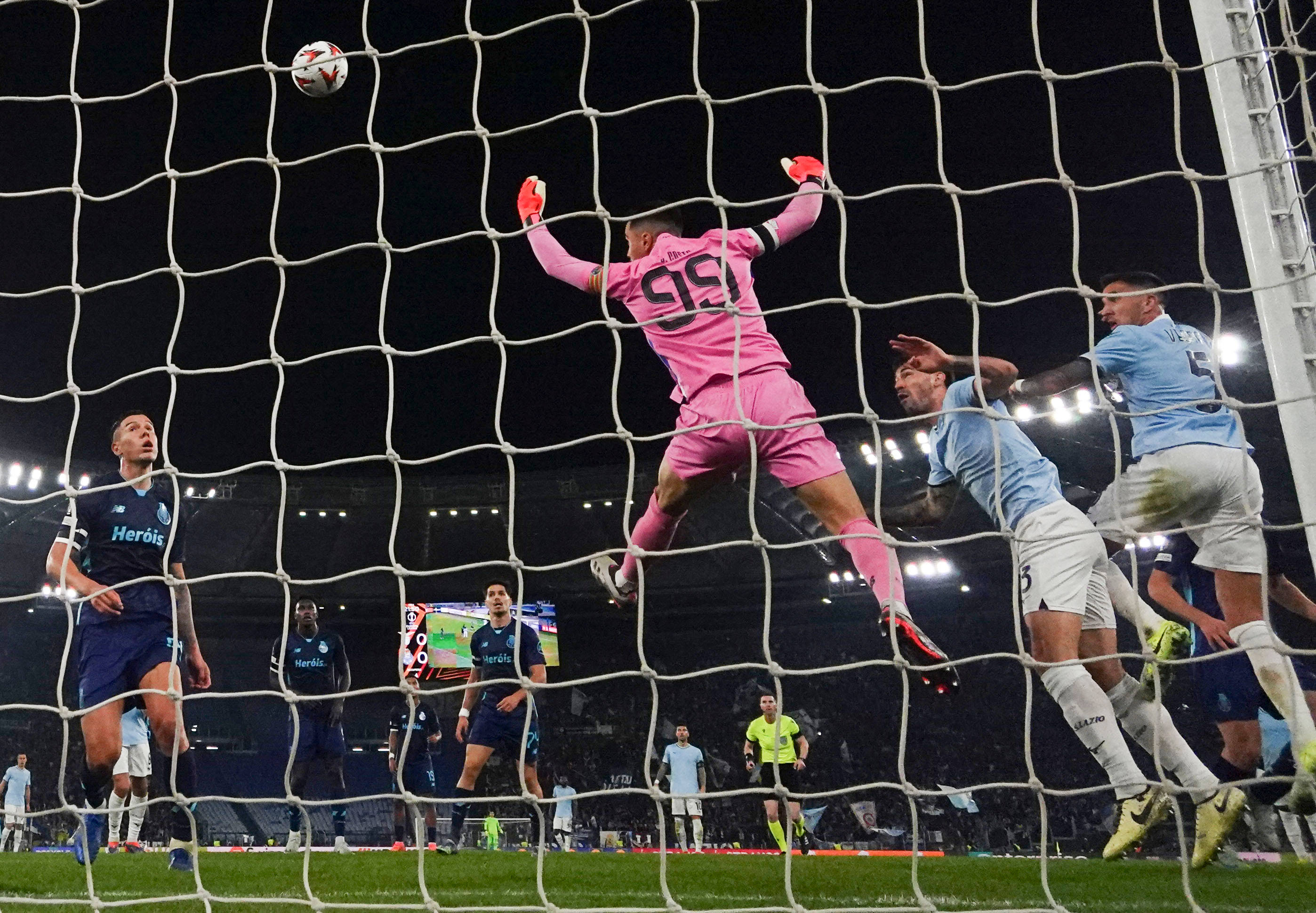 澳客网页版登录入口-欧洲足球职业联赛掀起球迷狂热风潮