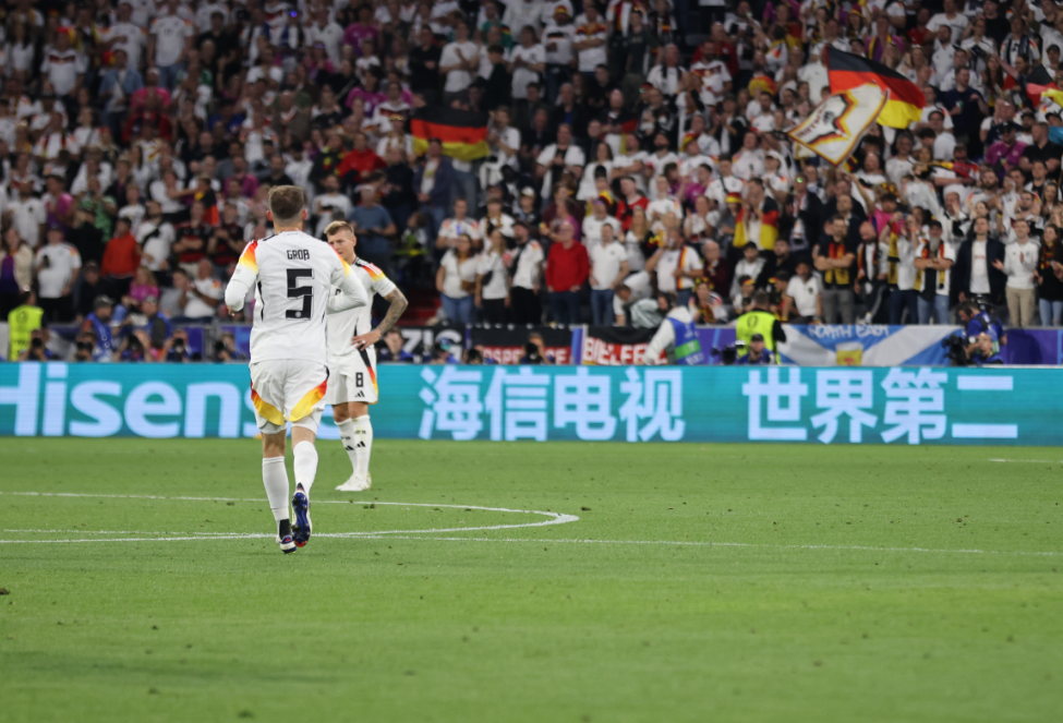 澳客网页版登录入口-欧洲足球职业联赛掀起球迷狂热风潮