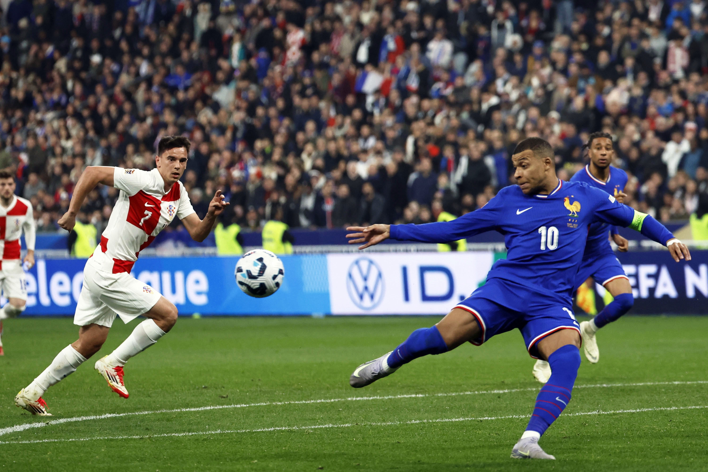 澳客官网登录网址-球队间的激烈对决在欧国联比赛上演