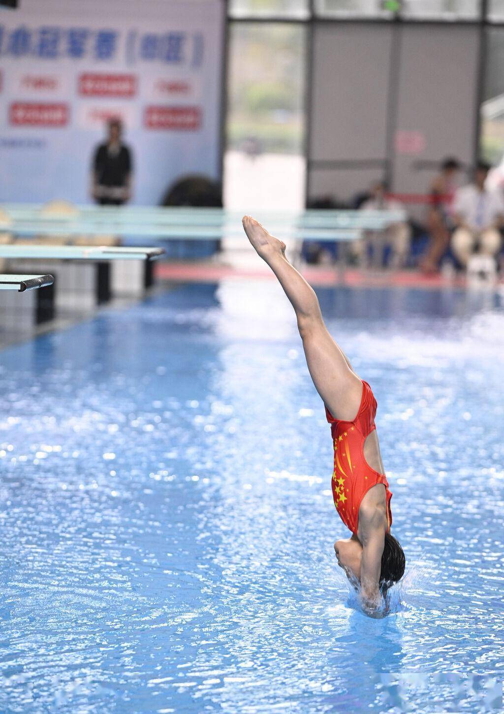 泳池中的较量：跳水比赛精彩瞬间